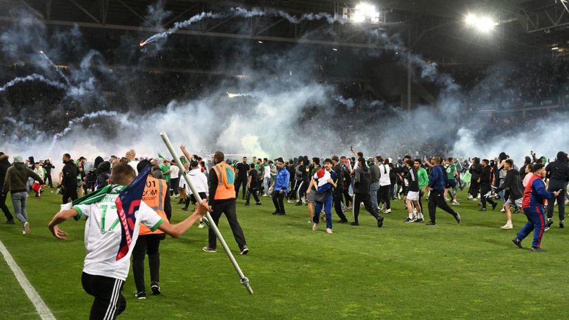 Rozhnevaný dav fanúšikov Saint-Étienne.