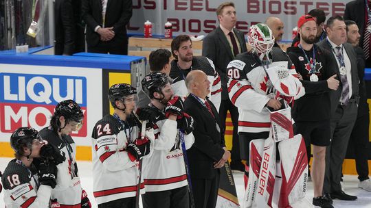 Sklamaní hokejisti Kanady po finálovej prehre.