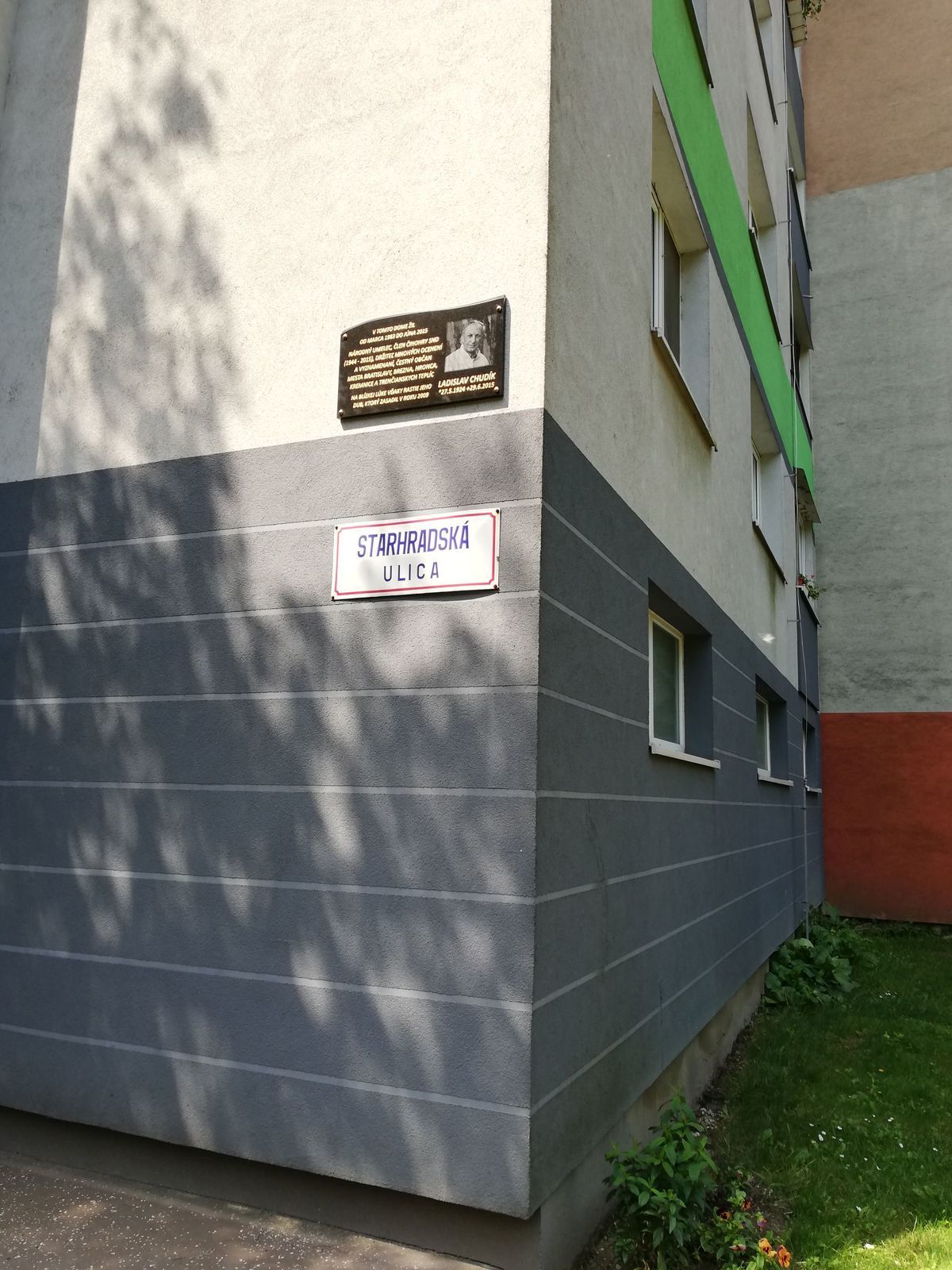 Pamätná tabuľa na dome, v ktorom býval...