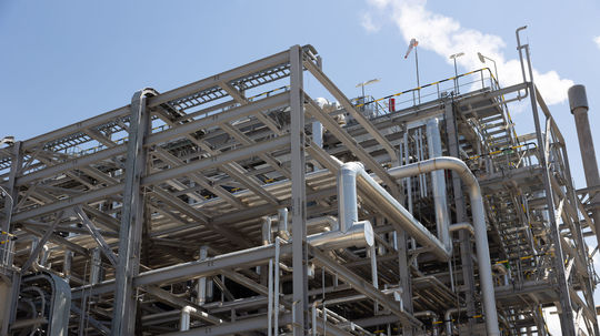 Objekty v areáli Slovnaftu sú vzdialené od seba...