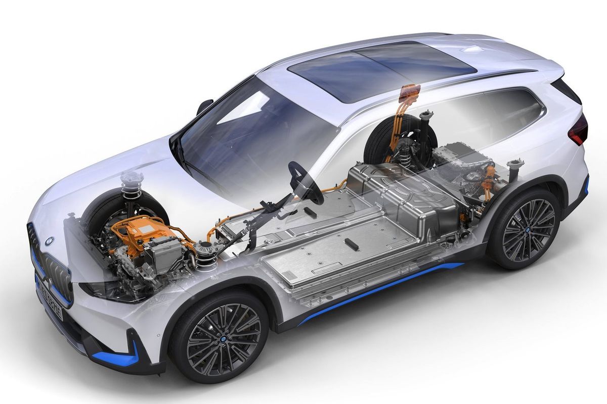 Elektrická verzia iX xDrive30 je vyzbrojená...
