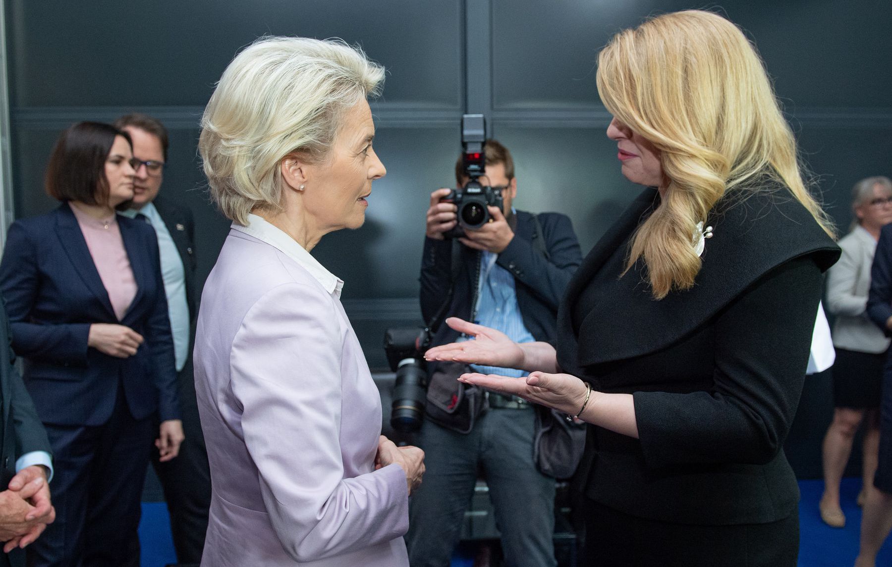 Na snímke vľavo predsedníčka Európskej komisie...