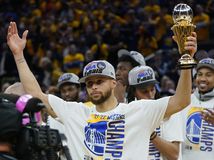 Golden State má k štvrtému titulu za posledných osem rokov priviesť hviezdny Stephen Curry.