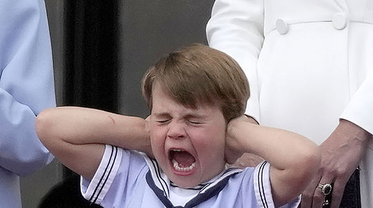 Princ Louis  na balkóne Buckinghamského paláca...