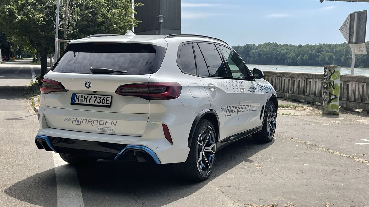 BMW iX5 Hydrogen má spotrebu približne 1,2...