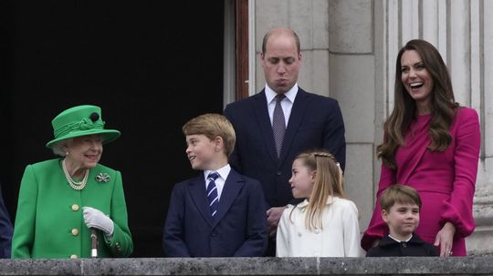 Kráľovná Alžbeta zdraví ľudí z balkóna...