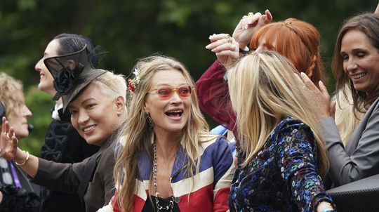 Kate Moss (v strede) a britská herečka a...