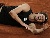 Alexander Zverev po zranení členka v semifinále Roland Garros.