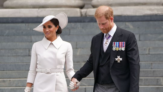 Princ Harry a Meghan počas ich návštevy Británie. 