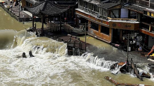 Čínu sužujú silné búrky. Zahynulo najmenej desať ľudí
