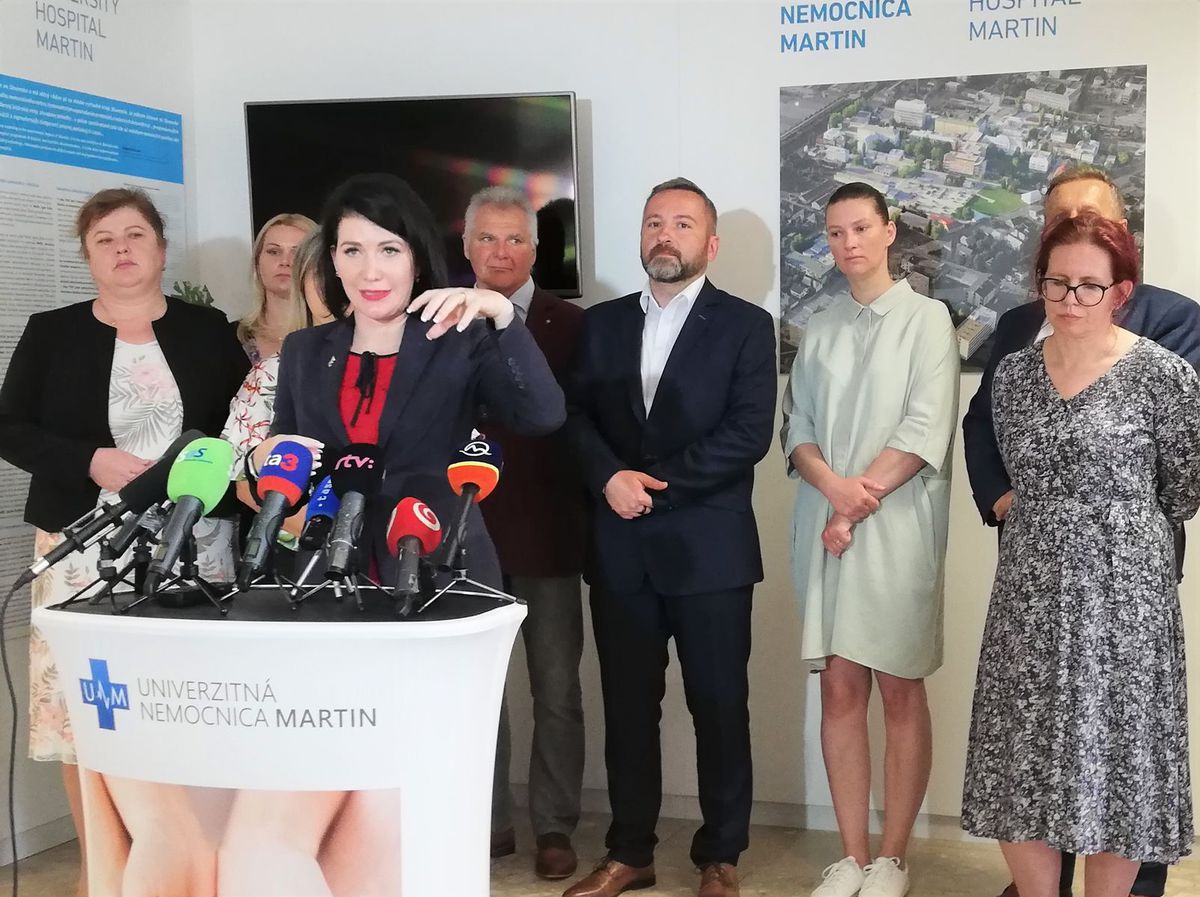 Janka Bittó Cigániková (za mikrofónom) vraví,...