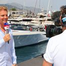 Nico Rosberg počas prenosu televízie Sky v monackom prístave.