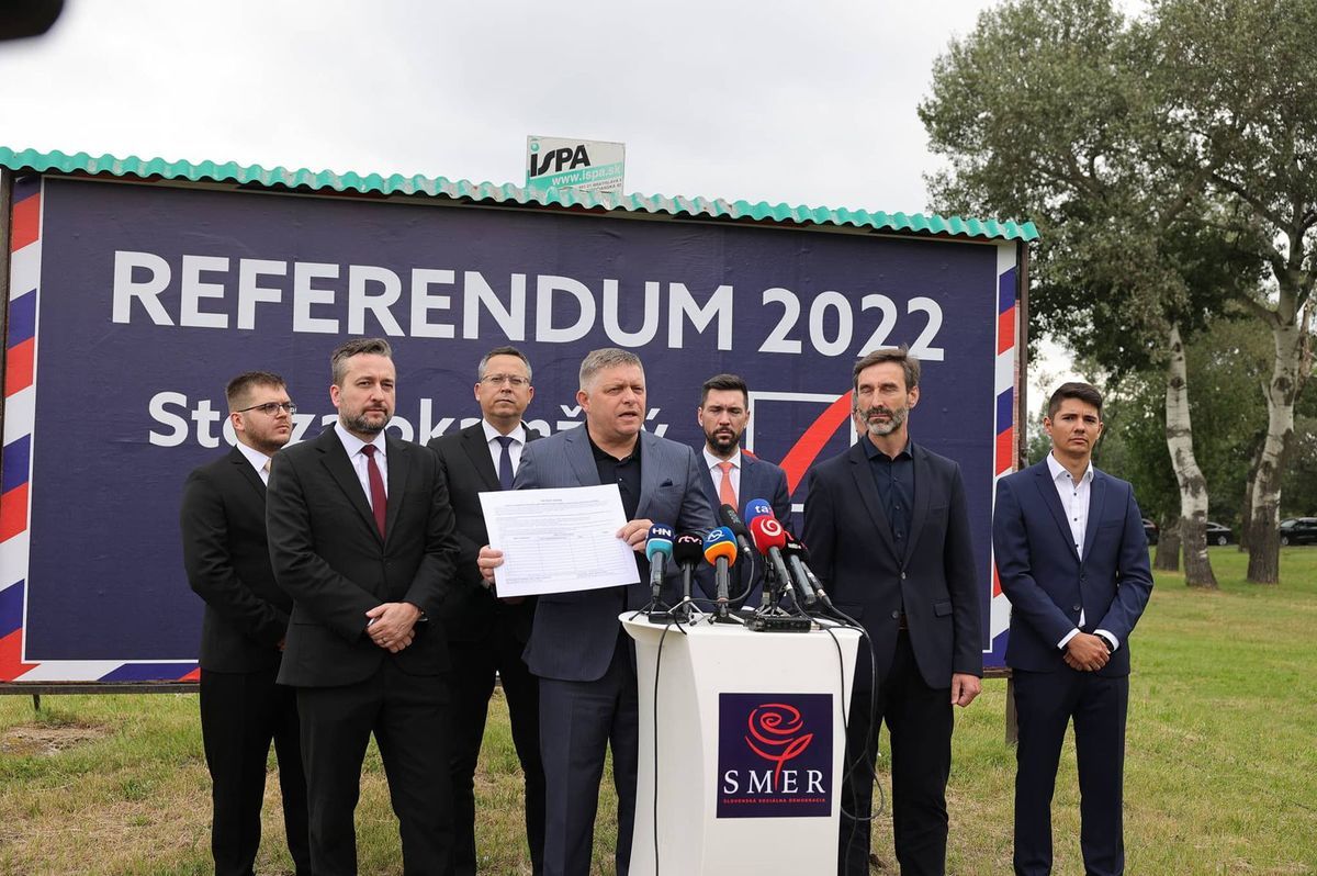 Predseda Smeru Robert Fico (uprostred) spolu s...