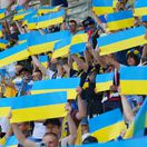 Fanúšikovia ukrajinskej futbalovej reprezentácie.