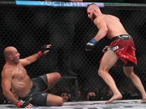 Jiří Procházka (vpravo) dokázal obrať o titul šampióna UFC Brazílčana Glovera Teixeru.