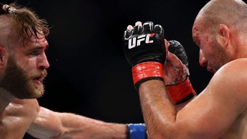 Jiří Procházka (vľavo) v zápase proti Gloverovi...