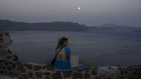Žena z ostrova Santoríni sa pozerá na Egejské...