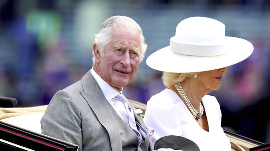 Princ Charles a Camilla počas kráľovských...