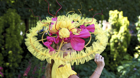 Vivienne Jenner sa pýši svojím klobúčikom počas...