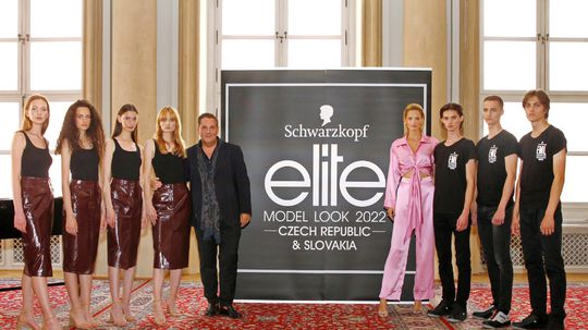 Riaditeľ súťaže Saša Jány (piaty zľava) a...