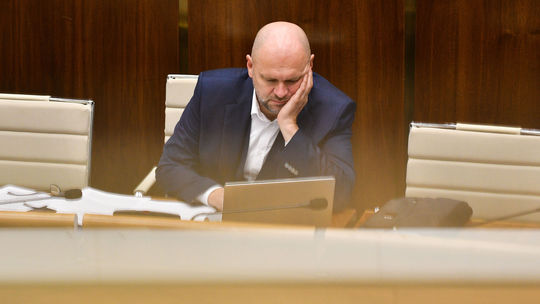 Parlament rokuje o odvolaní Sulíka. Fico podľa ministra len straší Slovensko