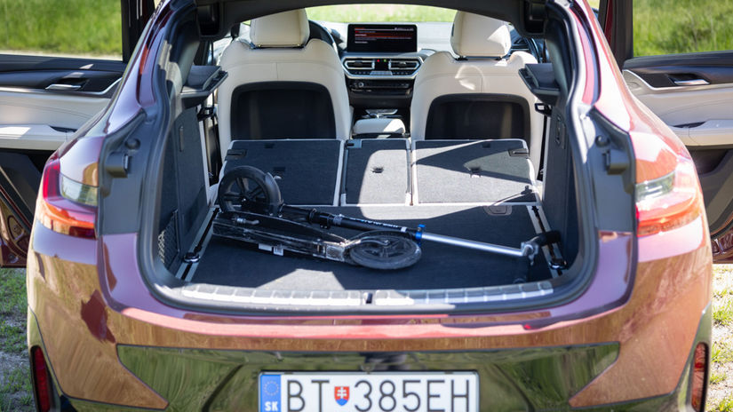 Takýto parádny kufor by ste od X4 asi nečakali....