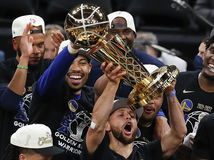 Lider Golden State Stephen Curry s víťaznou trofejou.
