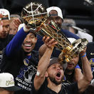 Lider Golden State Stephen Curry s víťaznou trofejou.