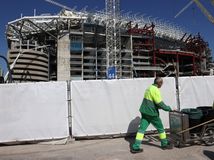 Rekonštrukciu štadióna Santiaga Bernabéua brzdí nedostatok ocele.