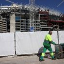 Rekonštrukciu štadióna Santiaga Bernabéua brzdí nedostatok ocele.