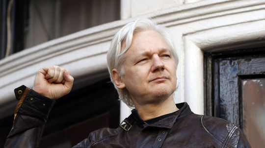 Assangea chcú vydať do Ameriky. Majú sa novinári začať báť?