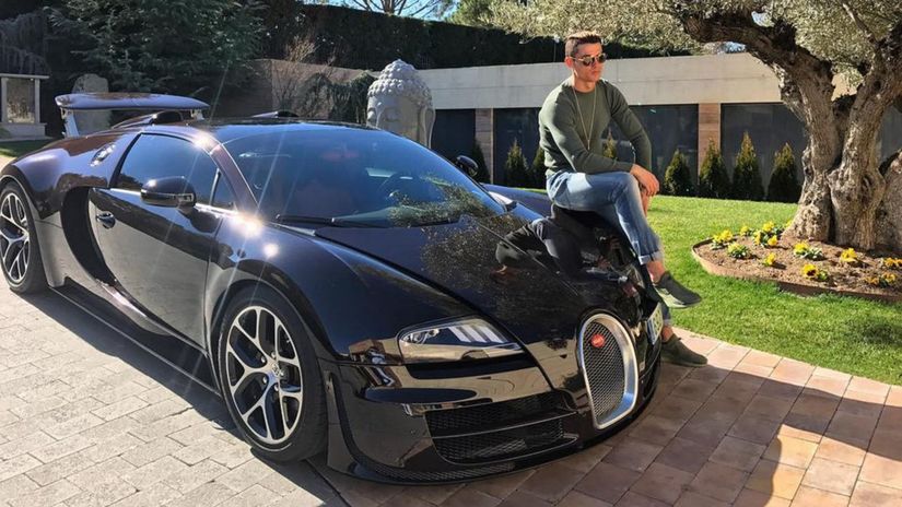 Cristiano Ronaldo so svojim Bugatti Veyron.