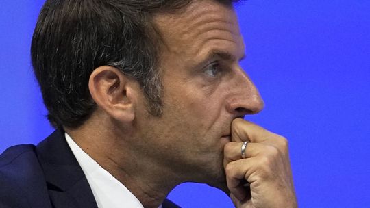 Macron: Chcem, aby Rusko bolo porazené, nie rozdrvené