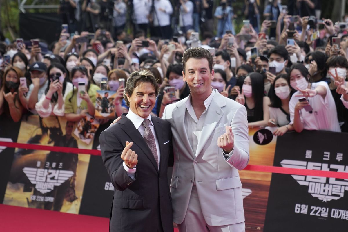 Tom Cruise (vľavo) a Miles Teller
