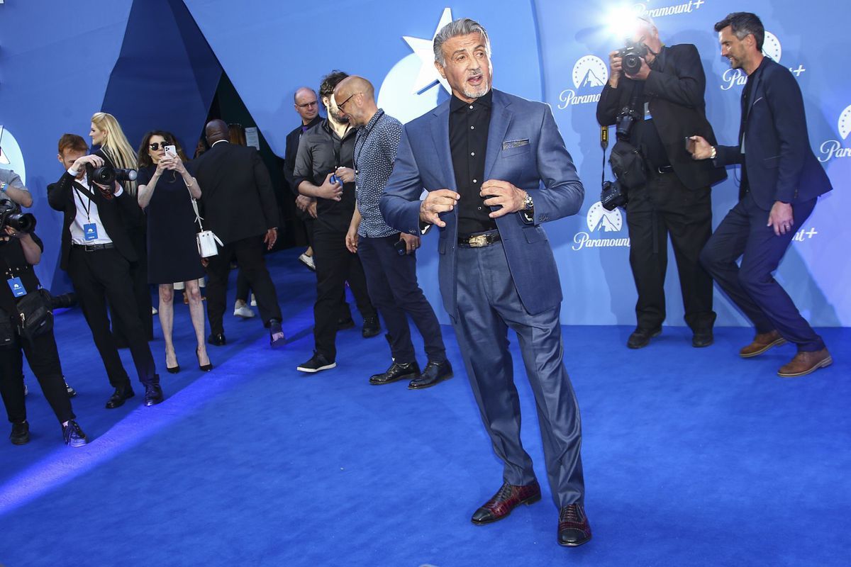 Sylvester Stallone zdraví fotografov na akcii...