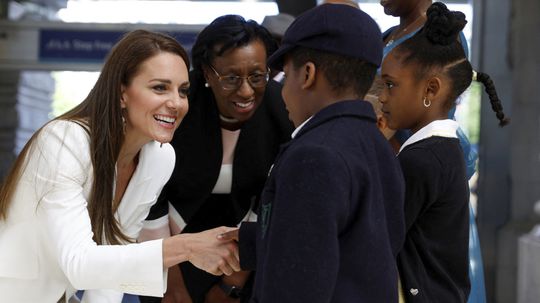 Vojvodkyňa Kate z Cambridge sa zhovára s deťmi...
