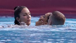 Na pomoc do bazéna neváhala skočiť Alvarezovej trénerka Andrea Fuentesová.