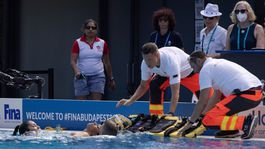 Zdravotníci sa snažili čo najskôr dostať Anitu Alvarezovú z bazéna.