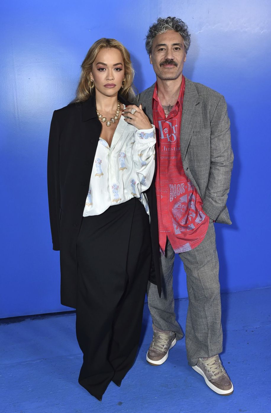 Speváčka Rita Ora a režisér Taika Waititi na...