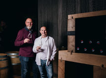 Trnavský vinársky tandem Peter Stanko (vľavo) a Vladimír Mrva získali v Štasburgu dva tituly šampiónov za Chardonnay a Sauvignon.