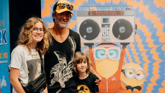 Choreograf Jaro Bekr s deťmi na premiére...