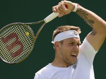 Alex Molčan počas duelu 1. kola Wimbledonu.