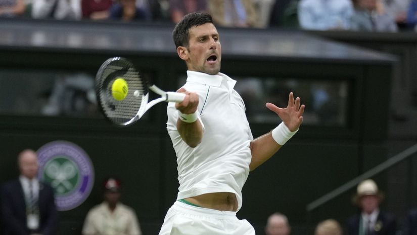 Novak Djokovič počas zápasu 1. kola Wimbledonu.