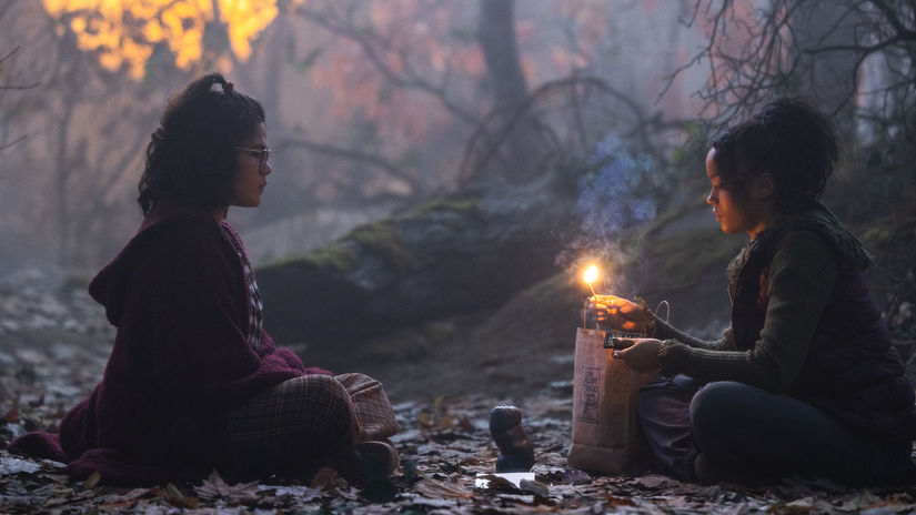 Belissa Escobedová ako Izzy a Whitney Peaková...