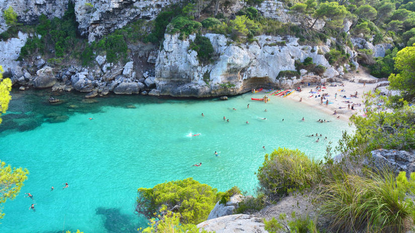 Pláž Cala Macarelleta na ostrove Menorka.