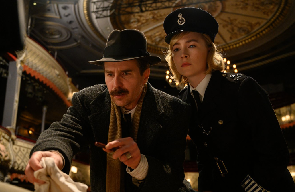 Sam Rockwell a Saoirse Ronan vo filme Vražda v...