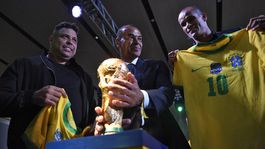 2. Medzi najväčšie hviezdy Brazílie patrili v roku 2002 zľava Ronaldo Nazario, Cafu a Rivaldo.