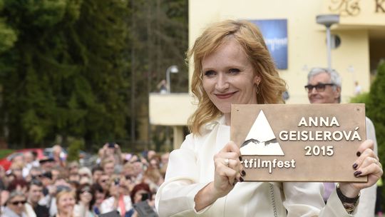 Anna Geislerová pózuje s tabuľkou so svojím...