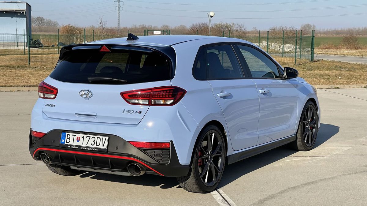 Zozadu auto zaujme aj dvomi masívnymi...