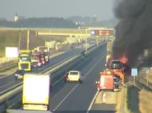 Plamene na maďarskej diaľnici zničili nové...